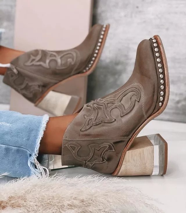L’élégance se trouve à vos pieds.